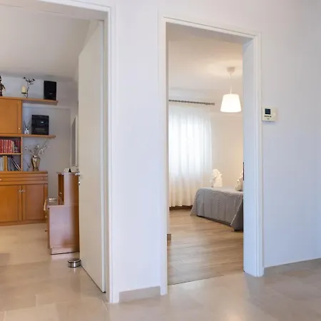 Apartment Pascal House Cozy & Comfortable With Parking, 400m Frm *