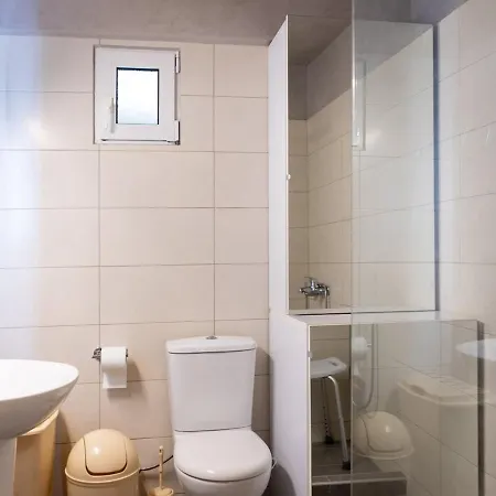 Pascal House Cozy & Comfortable With Parking, 400m Frm Apartment